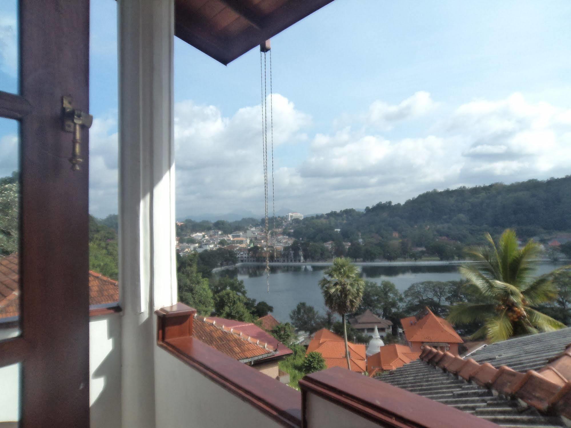 Ceyloni Lake Residency Kandy Extérieur photo